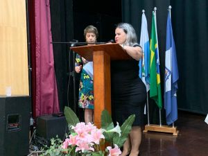 Formanda Marlene Silva prestando o juramento protocolar